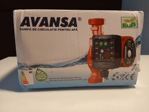 The packaging for the AVANSA circulating pump featuring a picture of the product on the right, with the logo on the top left of the packaging.